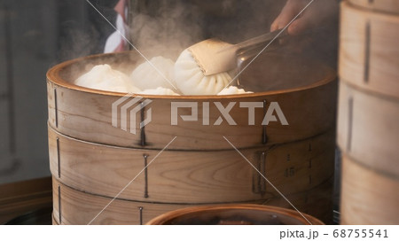 蒸し器と中華料理 肉まん の写真素材