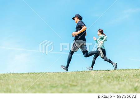 ランニングする男女 68755672