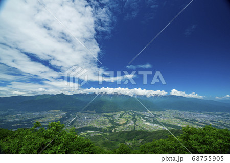 長野県上伊那郡中川村　陣馬形山からの伊那谷の景色 68755905
