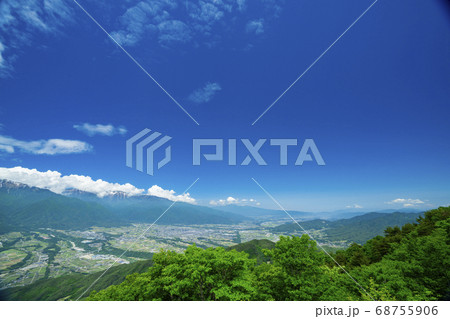 長野県上伊那郡中川村　陣馬形山からの伊那谷の景色 68755906