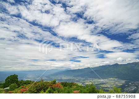 長野県上伊那郡中川村 陣馬形山からの伊那谷の景色 長野県上伊那郡中川村 陣馬形山からの伊那谷の景色 68755908