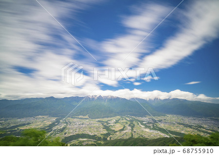 長野県上伊那郡中川村　陣馬形山からの伊那谷の景色 68755910