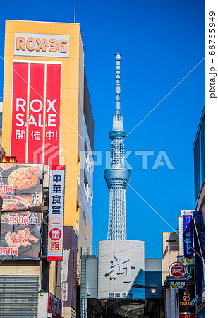 日本の東京都市景観 東京 浅草の新仲見世や東京スカイツリーなどを望むの写真素材