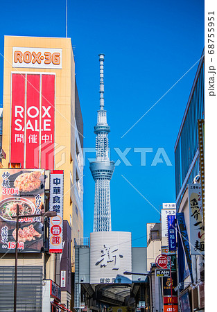 日本の東京都市景観 東京・浅草の新仲見世や東京スカイツリーなどを望む 日本の東京都市景観 東京・浅草の新仲見世や東京スカイツリーなどを望む 68755951