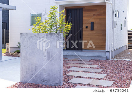 建物 玄関 アプローチ 外構 エクステリアの写真素材