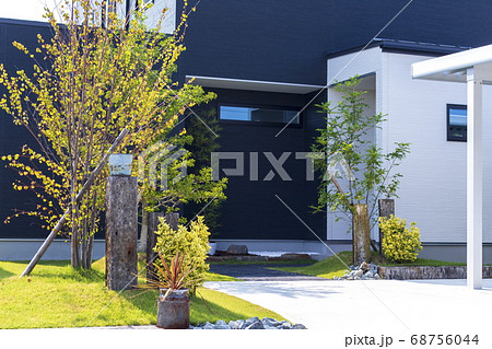 建物　玄関　アプローチ　外構　エクステリア 68756044