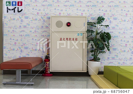 消防設備＿ショッピングセンター内の屋内消火栓と消火器 68756047