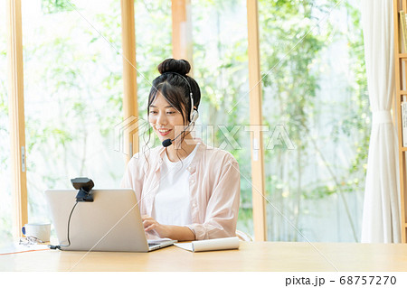 テレワークをする若い女性 テレワークをする若い女性 68757270