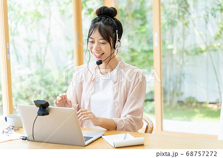 テレワークをする若い女性 68757272