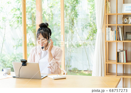 テレワークをする若い女性 68757273