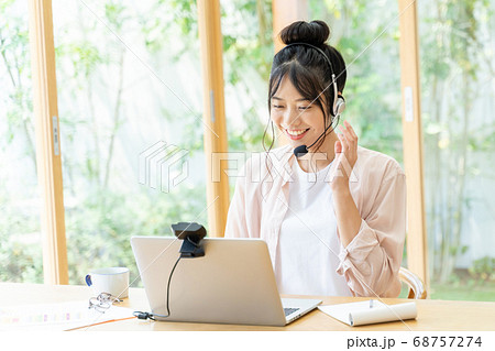 テレワークをする若い女性 68757274