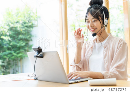 テレワークをする若い女性 68757275