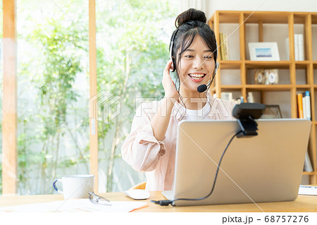 テレワークをする若い女性 68757276