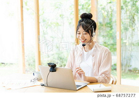 テレワークをする若い女性 68757277