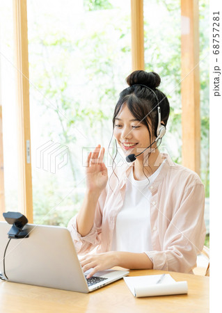 テレワークをする若い女性 テレワークをする若い女性 68757281