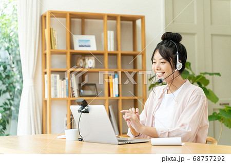 テレワークをする若い女性 68757292