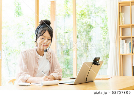 テレワークをする若い女性 テレワークをする若い女性 68757309
