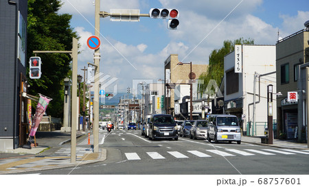 三嶋大社前を通る東海道と三島の街並み（三島市大社町付近） 68757601