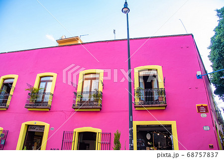 メキシコ　プエブラのカラフルな建物 68757837