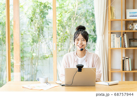 テレワークをする若い女性 68757944