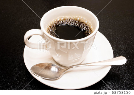 白いカップに入った熱いコーヒー 白いカップに入った熱いコーヒー 68758150