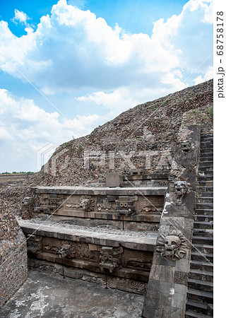 メキシコ 世界遺産のテオティワカン遺跡のレリーフ メキシコ 世界遺産のテオティワカン遺跡のレリーフ 68758178