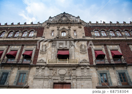 メキシコ　メキシコシティ のソカロにある国立宮殿 68758304