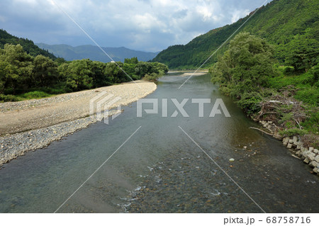 真夏の空と伊南川の清流　福島県只見町 68758716