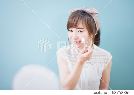 メイクする女性（チーク） 68758860