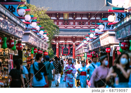 日本の東京都市景観　東京・浅草寺の人出。マスク姿が目立つ中で、マスクを外した人たちも＝8月21日 68759097