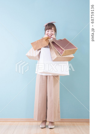 買い物する女性 68759136