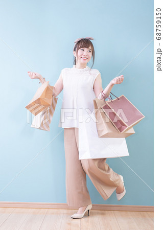 買い物する女性 68759150