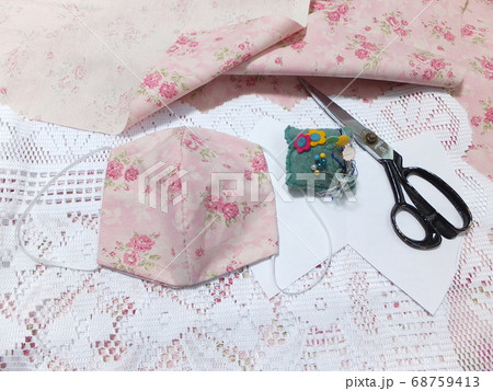 ハンドメイドの花柄の立体マスク 68759413