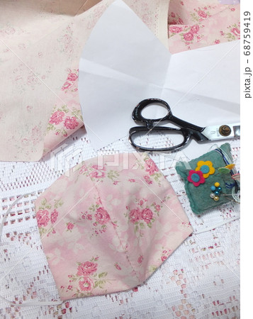 ハンドメイドの花柄の立体マスク ハンドメイドの花柄の立体マスク 68759419