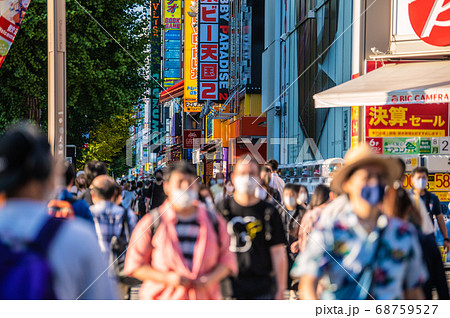 日本の東京都市景観　猛暑の中、マスク姿で歩く人たち…メイドさん…＝21日、秋葉原 68759527
