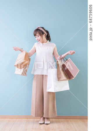 たくさん買い物をした女性 たくさん買い物をした女性 68759606