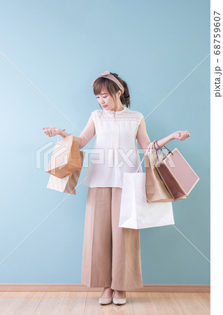 たくさん買い物をした女性 たくさん買い物をした女性 68759607