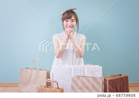 たくさん買い物をした女性（爆買い） 68759608