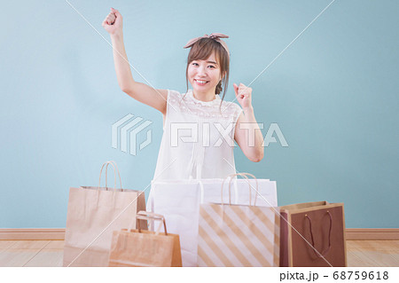 たくさん買い物をした女性（爆買い） 68759618