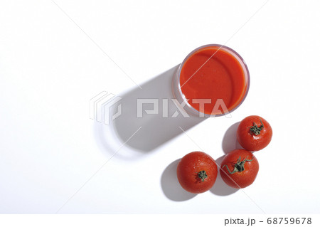 トマトジュースとミニトマト 68759678