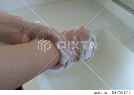 石鹼で手首を洗う 石鹼で手首を洗う 68759879