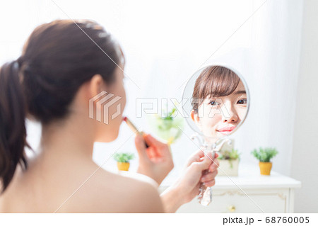 リップを持つ女性 リップを持つ女性 68760005