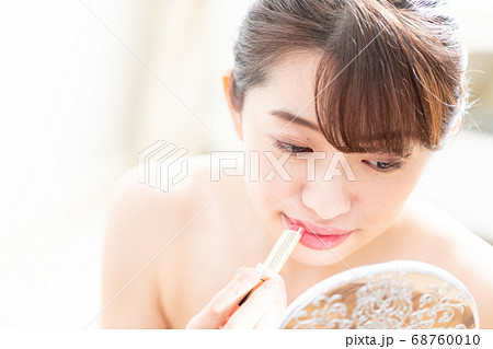リップを持つ女性 リップを持つ女性 68760010