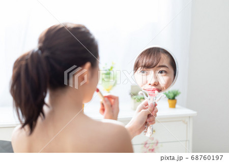 リップを塗る女性 68760197