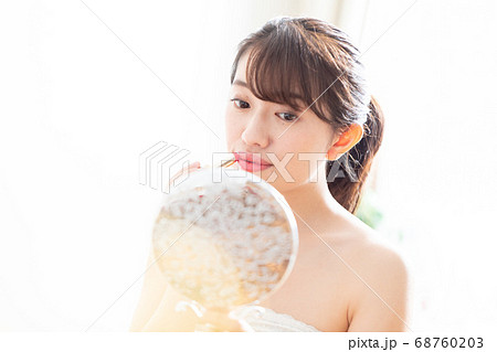 リップを塗る女性 リップを塗る女性 68760203