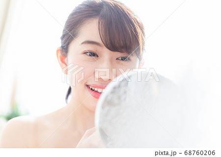 リップを塗る女性 リップを塗る女性 68760206