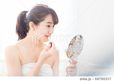 リップを塗る女性 68760357