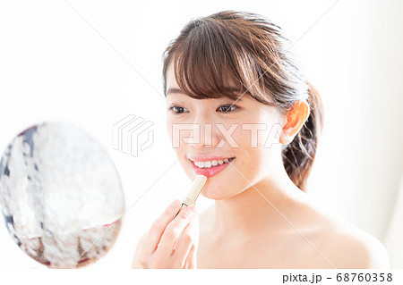 リップを塗る女性 リップを塗る女性 68760358