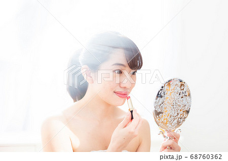 リップを塗る女性 リップを塗る女性 68760362