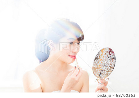 リップを塗る女性 68760363